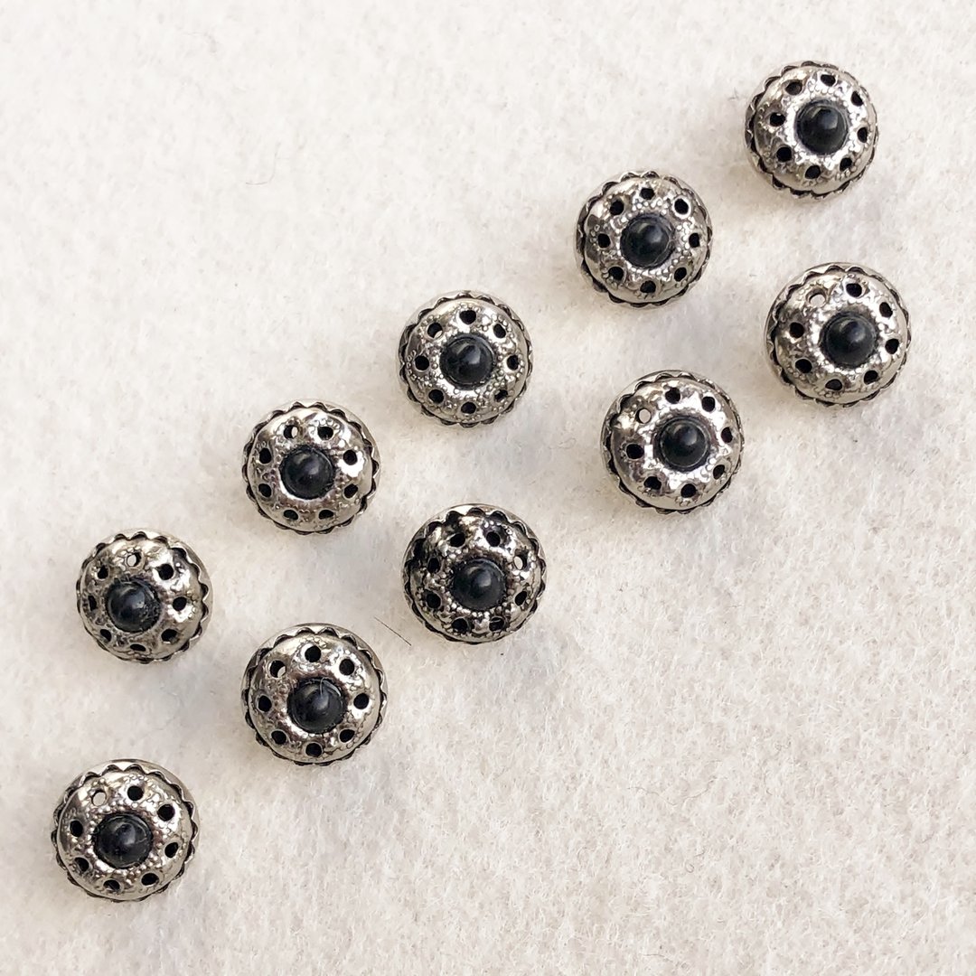 filigraner Trachtenknopf mit schwarzer Perle