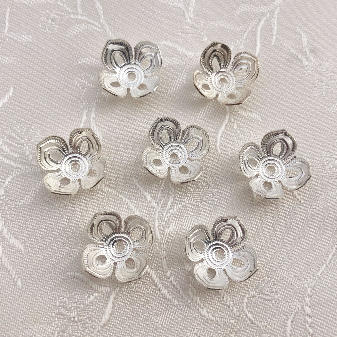 Perlkappe in Blütenform ❖ versilbert