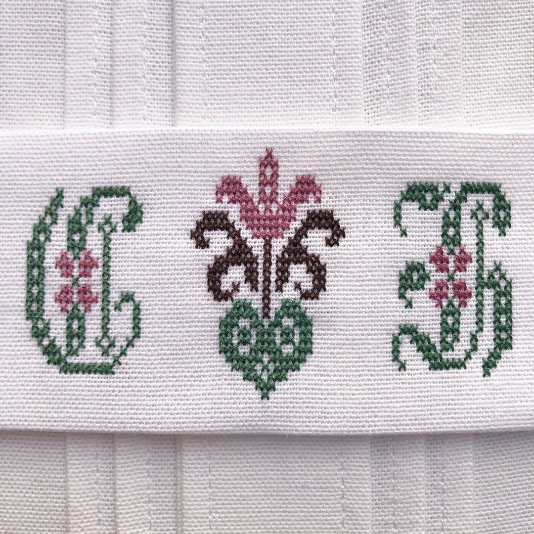 handgesticktes Monogramm ❖ grün-braun-rosa