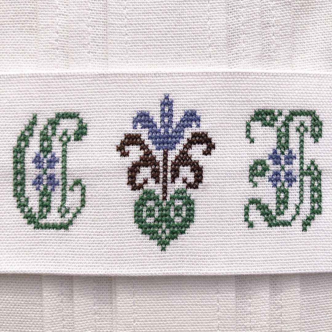 handgesticktes Monogramm ❖ grün-braun-blau
