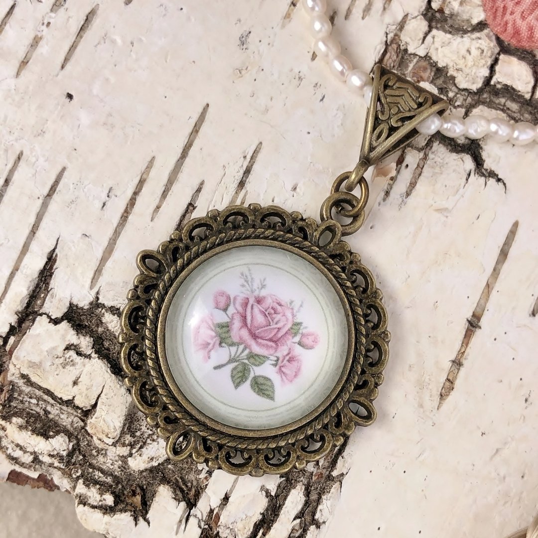 handgefertigtes Amulette mit Rosen